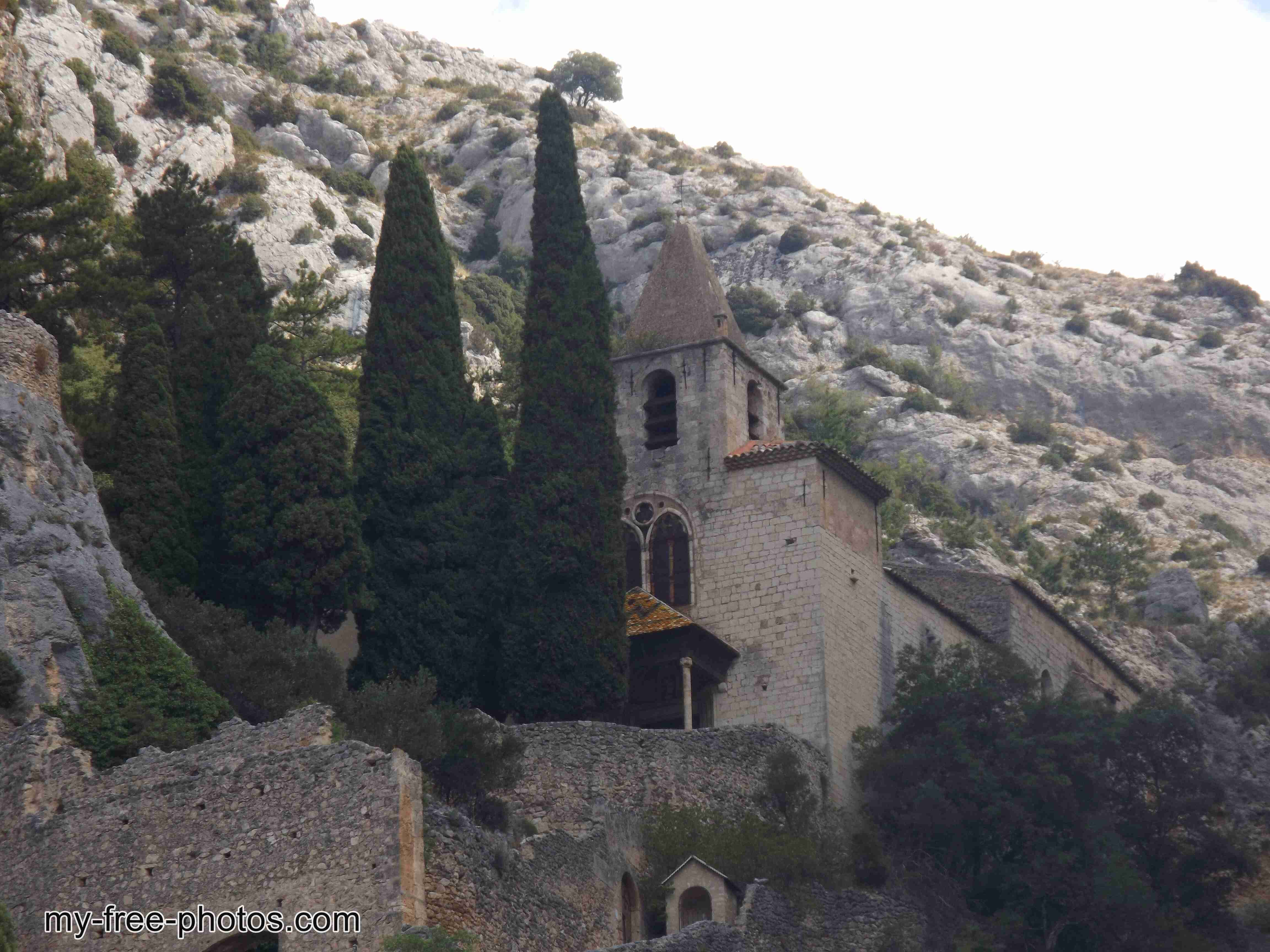 Moustiers-Sainte-Marie church